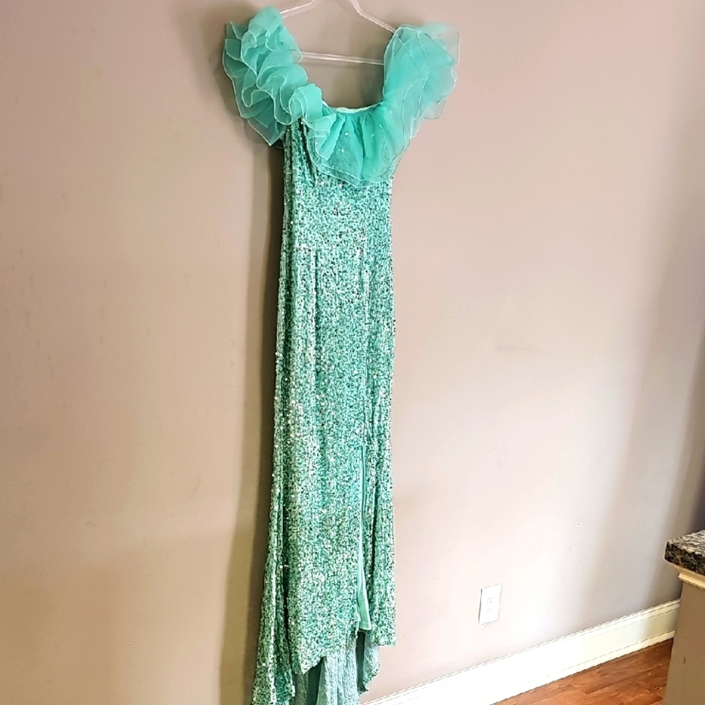 Elegant Mint Ruffle Evening Gown , NWT, SIZE 0